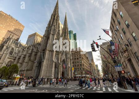 New York, Stati Uniti d'America - 23 aprile 2022: Vista della St Patricks Cathedral nel centro di Manhattan con la famosa 5th Avenue. E' decorato in stile neo-gotico R. Foto Stock