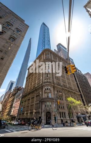 New York, USA - 24 aprile 2022: L'esterno del ristorante Petrossian di New York si trova nello storico Alwyn Court Building sul West Side di Manhattan Foto Stock