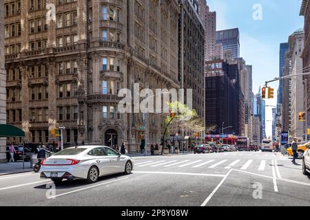 New York, USA - 24 aprile 2022: L'esterno del ristorante Petrossian di New York si trova nello storico Alwyn Court Building sul West Side di Manhattan Foto Stock