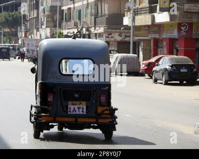 Cairo, Egitto, 9 2023 marzo: risciò auto, baby taxi, mototaxi, piccione, jonnybee, bajaj, chand gari, lapa, tuk-tuk, tum-tum, Kike-napep, Maruwa, 3whee Foto Stock