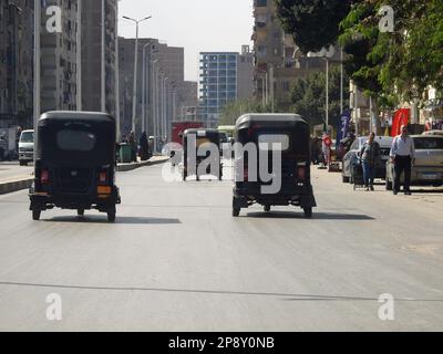 Cairo, Egitto, 9 2023 marzo: risciò auto, baby taxi, mototaxi, piccione, jonnybee, bajaj, chand gari, lapa, tuk-tuk, tum-tum, Kike-napep, Maruwa, 3whee Foto Stock