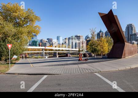 Calgary, Alberta, Canada - guardando la 10th Street NW a Kensington verso il centro in autunno Foto Stock