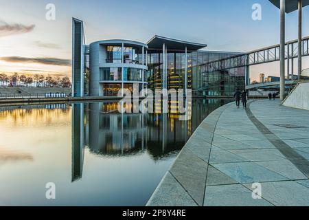 Spree lungofiume nel centro di Berlino. Distretto governativo nella capitale della Germania. Edificio governativo illuminato con riflessione sul fiume Sprea Foto Stock