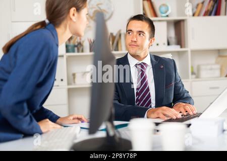 L'assistente di direzione fa la procedura quotidiana e scrive le istruzioni in ufficio Foto Stock