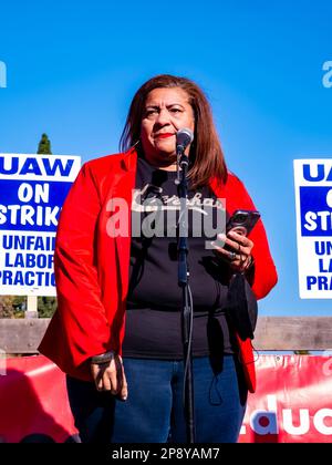 14 dicembre 2023 - Cecily Myart-Cruz, presidente di UTLA, a un raduno sindacale UAW a UCLA a Westwood, Los Angeles, California Foto Stock