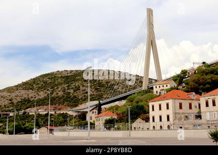 Oltre 140 metri di altezza, il ponte Franjo Tuđman, domina il fiume Ombla, e le case nel nord di Dubrovnik, Croazia, visto a livello del mare. Foto Stock