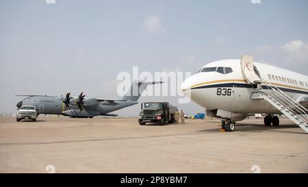 STATI UNITI Air Force petrolio, olio e lubrificante Airmen assegnato al 39th Logistics Readiness Squadron condurre il rifornimento di flightline, mentre un aereo da trasporto militare tedesco Air Force A400M e un US Navy C-40 Clipper logistica aereo standby per il trasporto di merci e personale a sostegno delle operazioni di soccorso del terremoto del governo turco 3 marzo 2023, presso la base aerea Incirlik, Türkiye. Le organizzazioni militari degli Stati Uniti stanno lavorando con i colleghi interagency per sfruttare le capacità uniche disponibili per assistere coloro che sono stati colpiti dai terremoti. Il ruolo dell'esercito statunitense durante queste missioni di soccorso Foto Stock