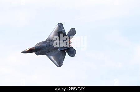 STATI UNITI Samuel “Razz” Larson, F-22 Raptor Demonstration Team Comander e pilota, vola attraverso il cielo alla base comune Langley-Eustis, Virginia, 10 febbraio 2023. La prossima prestazione del team sarà alla Heritage Flight Training Conference che si terrà tutto l'anno per le squadre dimostrative a nave singola del comando di combattimento aereo per praticare la formazione volando a fianco di aerei militari storici. (STATI UNITI Foto dell'Aeronautica militare di Airman 1st Class Mikaela Smith) Foto Stock