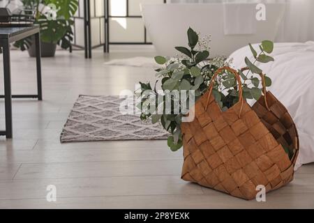 Cestino con rami di eucalipto verde al piano della camera da letto Foto  stock - Alamy