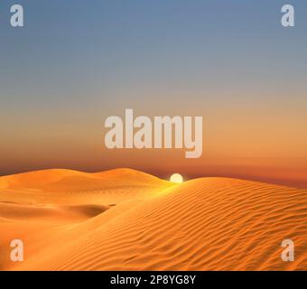 Splendida vista del deserto di sabbia al tramonto Foto Stock