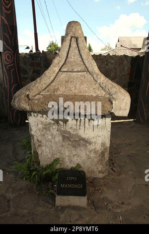 Un sarcofago che viene tradizionalmente chiamato 'waruga' in una località di antiche tombe a Tomohon, Sulawesi Nord, Indonesia. Localmente chiamato 'Waruga OPO Worang', il piccolo complesso è costituito da tombe di almeno cinque antenati degli attuali clan Minahasa. Foto Stock