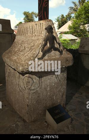 Un sarcofago che viene tradizionalmente chiamato 'waruga' in una località di antiche tombe a Tomohon, Sulawesi Nord, Indonesia. Localmente chiamato 'Waruga OPO Worang', il piccolo complesso è costituito da tombe di almeno cinque antenati degli attuali clan Minahasa. Foto Stock