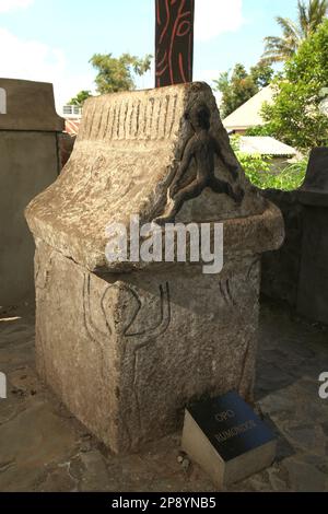 Un sarcofago che viene tradizionalmente chiamato 'waruga' in una località di antiche tombe a Tomohon, Sulawesi Nord, Indonesia. Localmente chiamato 'Waruga OPO Worang', il piccolo complesso è costituito da tombe di almeno cinque antenati degli attuali clan Minahasa. Foto Stock