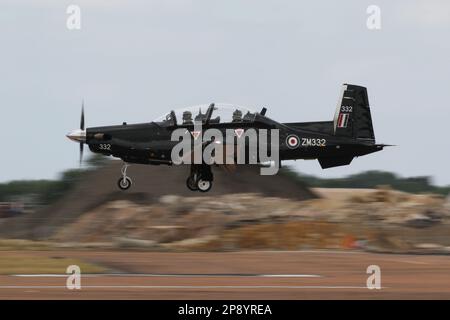 ZM332, un Beechcraft Texan T1 gestito dalla Royal Air Force (RAF), arrivando a RAF Fairford in Gloucestershire, Inghilterra per partecipare al Royal International Air Tattoo 2022. Foto Stock