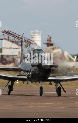 ZM332, un Beechcraft Texan T1 gestito dalla Royal Air Force (RAF), arrivando a RAF Fairford in Gloucestershire, Inghilterra per partecipare al Royal International Air Tattoo 2022. Foto Stock