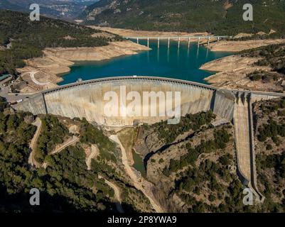 Veduta aerea del bacino di Baells con un livello d'acqua molto basso durante la siccità degli anni '2022-23 (Berguedà, Barcellona, Catalogna, Spagna) Foto Stock