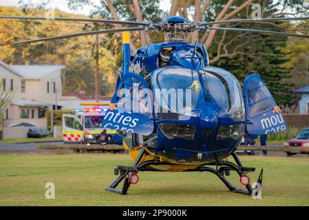 L'elicottero australiano CareFlight Airbus H145 sponsorizzato da Mounties Care. L'elicottero porta un medico specialista e un paramedico di terapia critica Foto Stock