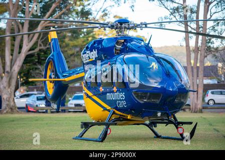 L'elicottero australiano CareFlight Airbus H145 sponsorizzato da Mounties Care. L'elicottero porta un medico specialista e un paramedico di terapia critica Foto Stock