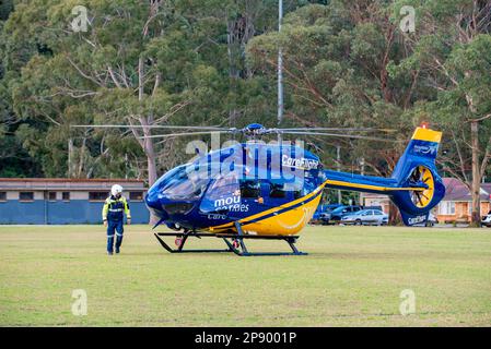 L'elicottero australiano CareFlight Airbus H145 sponsorizzato da Mounties Care. L'elicottero porta un medico specialista e un paramedico di terapia critica Foto Stock