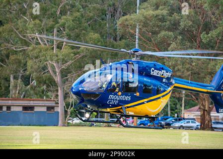 L'elicottero australiano CareFlight Airbus H145 sponsorizzato da Mounties Care. L'elicottero porta un medico specialista e un paramedico di terapia critica Foto Stock