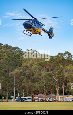 L'elicottero australiano CareFlight Airbus H145 sponsorizzato da Mounties Care. L'elicottero porta un medico specialista e un paramedico di terapia critica Foto Stock