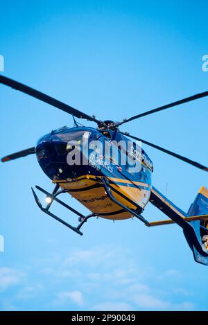 L'elicottero australiano CareFlight Airbus H145 sponsorizzato da Mounties Care. L'elicottero porta un medico specialista e un paramedico di terapia critica Foto Stock