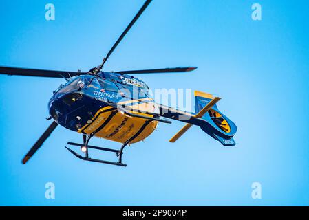 L'elicottero australiano CareFlight Airbus H145 sponsorizzato da Mounties Care. L'elicottero porta un medico specialista e un paramedico di terapia critica Foto Stock