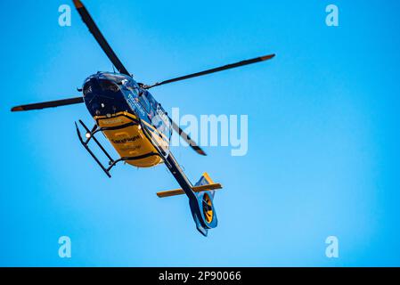 L'elicottero australiano CareFlight Airbus H145 sponsorizzato da Mounties Care. L'elicottero porta un medico specialista e un paramedico di terapia critica Foto Stock