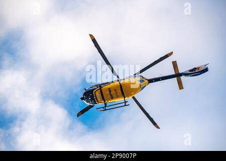 L'elicottero australiano CareFlight Airbus H145 sponsorizzato da Mounties Care. L'elicottero porta un medico specialista e un paramedico di terapia critica Foto Stock