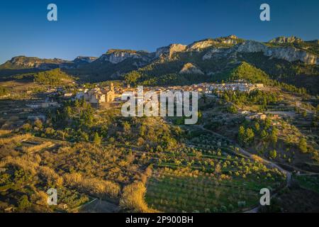 Veduta aerea della città di Tivissa e della Serra de Tivissa in un tramonto primaverile (Ribera d'Ebre, Tarragona, Catalogna, Spagna) Foto Stock