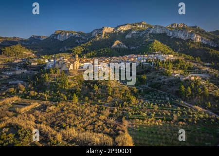 Veduta aerea della città di Tivissa e della Serra de Tivissa in un tramonto primaverile (Ribera d'Ebre, Tarragona, Catalogna, Spagna) Foto Stock