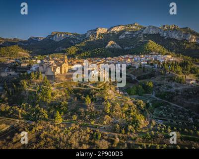 Veduta aerea della città di Tivissa e della Serra de Tivissa in un tramonto primaverile (Ribera d'Ebre, Tarragona, Catalogna, Spagna) Foto Stock