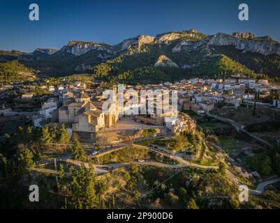 Veduta aerea della città di Tivissa e della Serra de Tivissa in un tramonto primaverile (Ribera d'Ebre, Tarragona, Catalogna, Spagna) Foto Stock