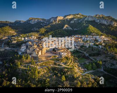 Veduta aerea della città di Tivissa e della Serra de Tivissa in un tramonto primaverile (Ribera d'Ebre, Tarragona, Catalogna, Spagna) Foto Stock