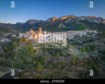 Veduta aerea della città di Tivissa e della Serra de Tivissa in un tramonto primaverile (Ribera d'Ebre, Tarragona, Catalogna, Spagna) Foto Stock