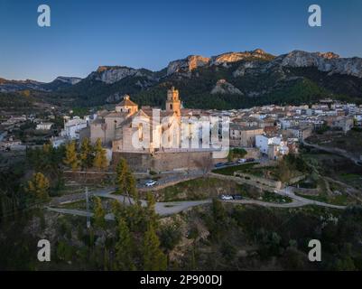 Veduta aerea della città di Tivissa e della Serra de Tivissa in un tramonto primaverile (Ribera d'Ebre, Tarragona, Catalogna, Spagna) Foto Stock