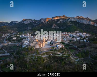 Veduta aerea della città di Tivissa e della Serra de Tivissa in un tramonto primaverile (Ribera d'Ebre, Tarragona, Catalogna, Spagna) Foto Stock