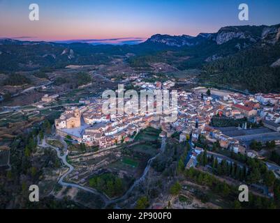 Veduta aerea della città di Tivissa e della Serra de Tivissa in un tramonto primaverile (Ribera d'Ebre, Tarragona, Catalogna, Spagna) Foto Stock