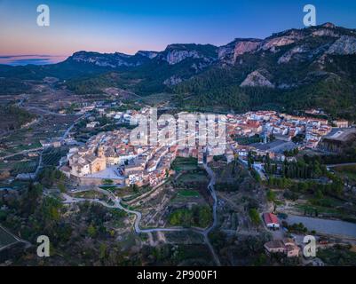 Veduta aerea della città di Tivissa e della Serra de Tivissa in un tramonto primaverile (Ribera d'Ebre, Tarragona, Catalogna, Spagna) Foto Stock