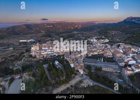 Veduta aerea della città di Tivissa al tramonto (Ribera d'Ebre, Tarragona, Catalogna, Spagna) ESP: Vista aérea del pueblo de Tivissa al atardecer (España) Foto Stock