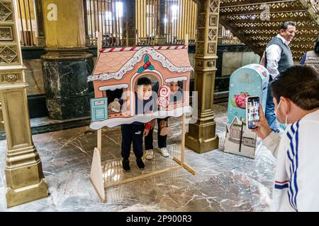Città del Messico, Palacio de Correos de Mexico, Palazzo postale di Città del Messico, stile neo-plateresco, tema di Natale opportunità foto ritagliata, donna donna signora Foto Stock