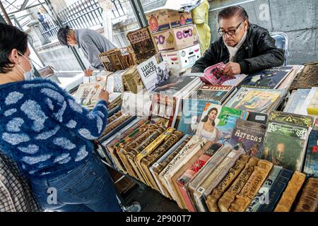 Città del Messico,Callejon Condesa Los Rescatadores,libri bookseller chioschi,navigazione leggere guardando,uomo uomo uomo maschio,donna donna donna donna donna donna donna femmina,adu Foto Stock