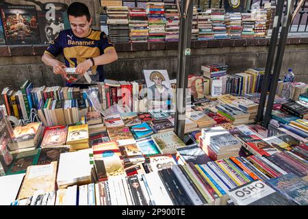 Città del Messico, Callejon Condesa Los Rescatadores, libri bookseller chioschi, uomini maschi, adulti adulti, residenti residenti residenti, venditori di strada s Foto Stock