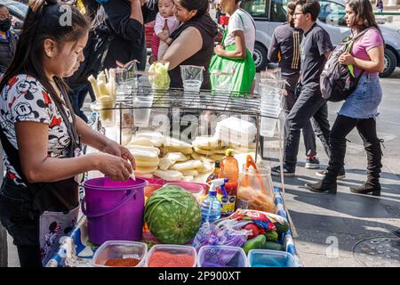 Città del Messico, strada marciapiede tagliato frutta venditore, uomo uomini maschio, donna donna donna donna donna donna donna donna, adulti, residenti residenti, dipendenti lavoratori WO Foto Stock