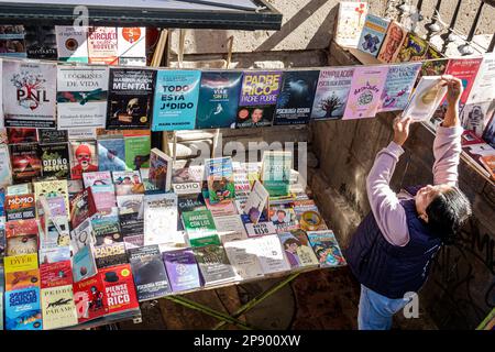 Città del Messico, Callejon Condesa Los Rescatadores, libri bookseller chioschi, donna donna donna donna donna donna donna donna donna donna donna, adulti, residenti residenti, strada vendo Foto Stock