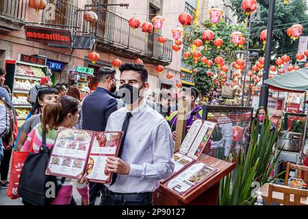 Città del Messico, Barrio Chino Chinatown, ospita menu, uomo uomo maschio, donna donna donna donna donna donna donna donna, adulti, residenti residenti, ristoranti, cenare Foto Stock
