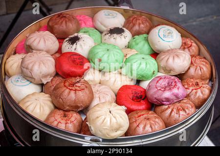 Città del Messico, Barrio Chino Chinatown, dolci e colorati panini al vapore bao, venditori ambulanti che vendono, Foto Stock