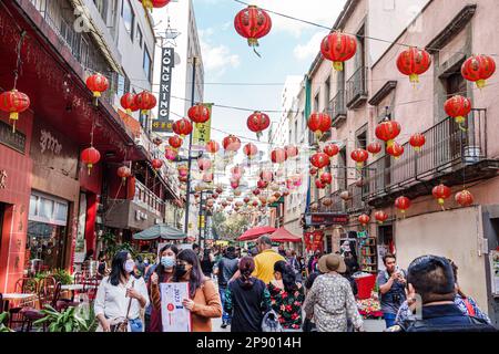 Città del Messico, Barrio Chino Chinatown, lanterne appesi, uomo uomo maschio, donna donna donna donna donna donna donna donna donna, adulti, residenti residenti, pedoni, Walkin Foto Stock