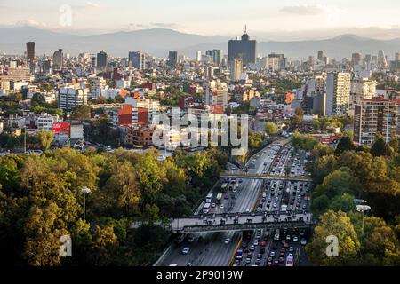 Città del Messico, vista aerea dall'alto, autostrada trafficata, circuito interno Melchor Ocampo, alto grattacielo grattacieli grattacieli alto edificio bu Foto Stock