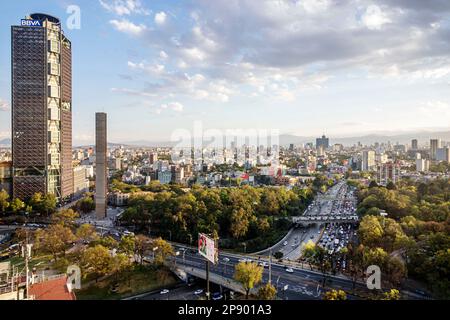 Città del Messico, vista aerea dall'alto, autostrada trafficata, circuito interno Melchor Ocampo, grattacieli Torre BBVA, grattacieli grattacieli alti grattacieli grattacieli sc Foto Stock